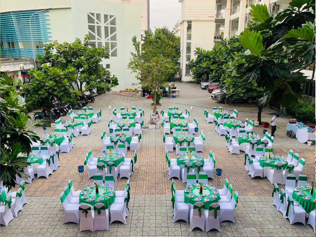 Bàn tiệc sang trọng với nhiều món ăn ngon